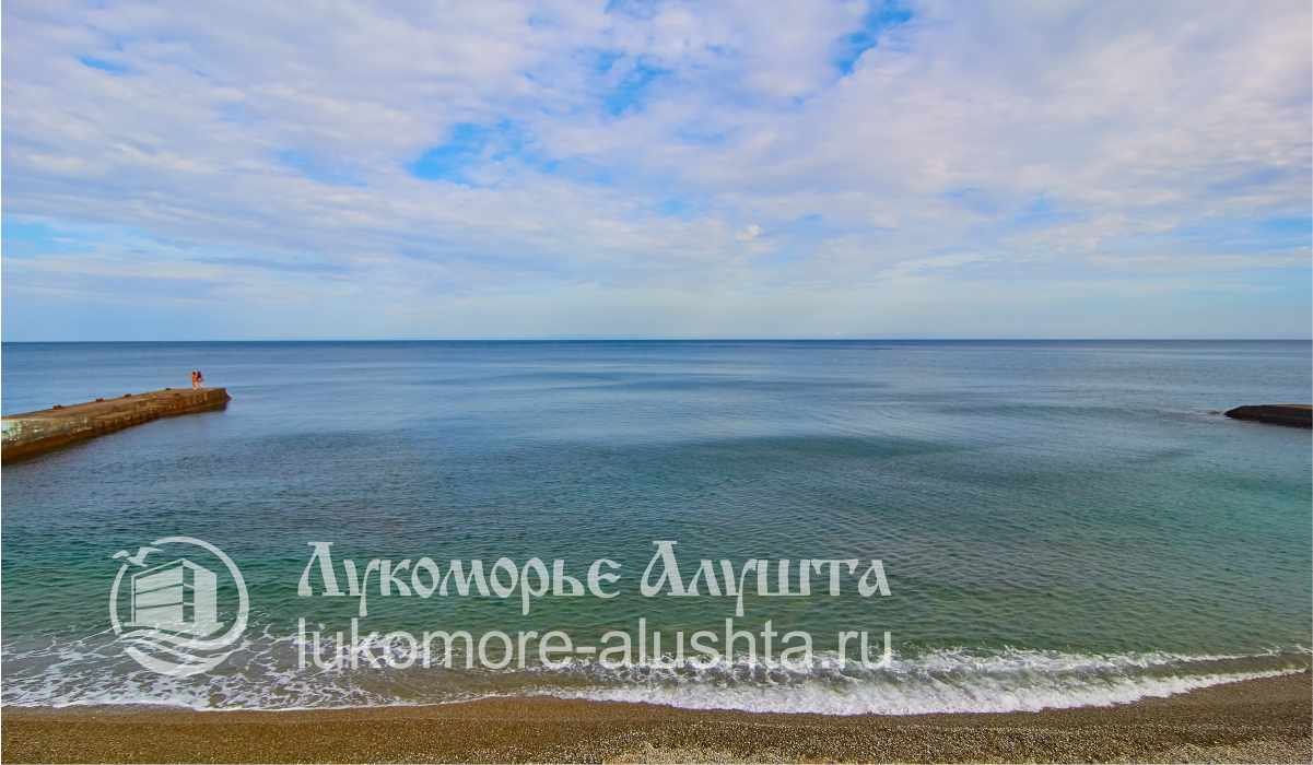 Тихий и чистый пляж с прозрачной водой
