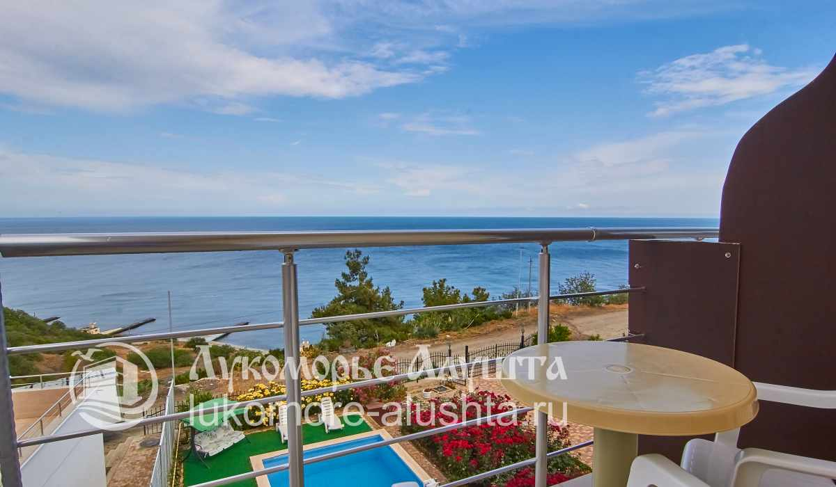 Вид на море и бассейн