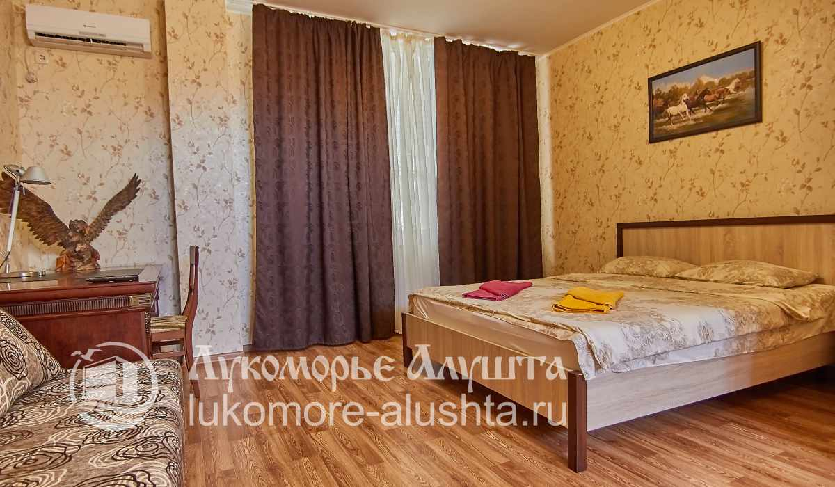 Двуспальная кровать и раскладной диван