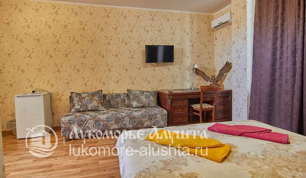 Массивный деревянный рабочий стол