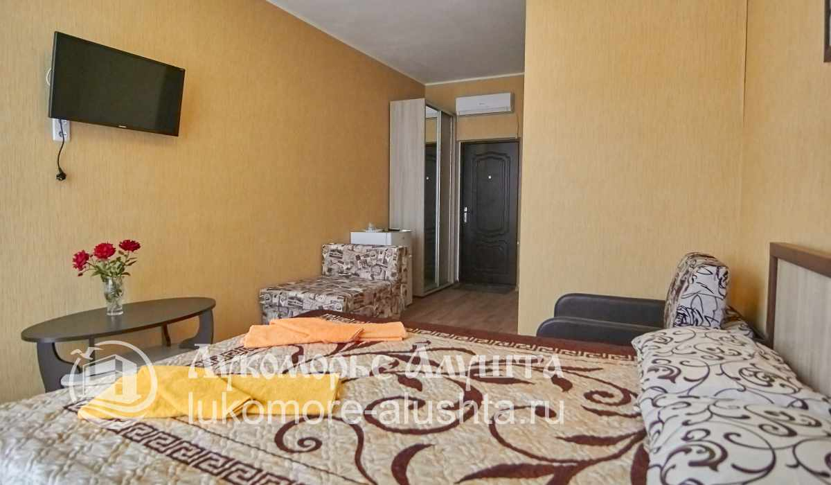 Широкая двуспальная кровать