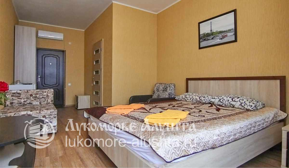 Широкая двуспальная кровать