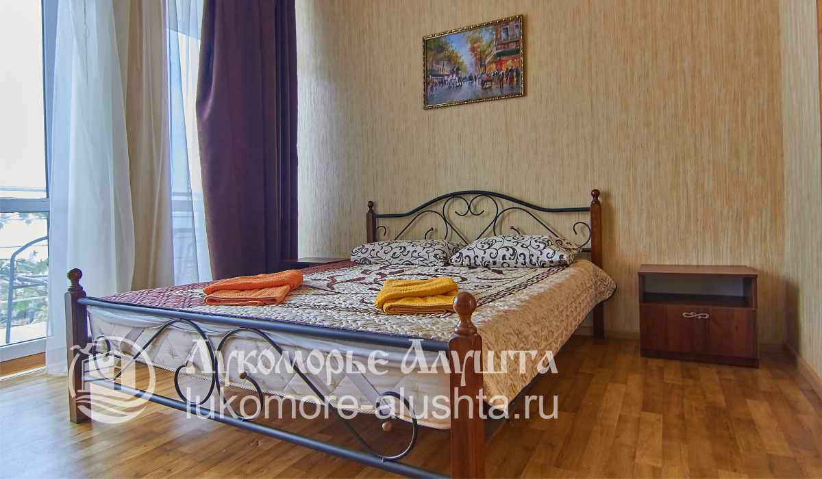 Широкая двуспальная кровать