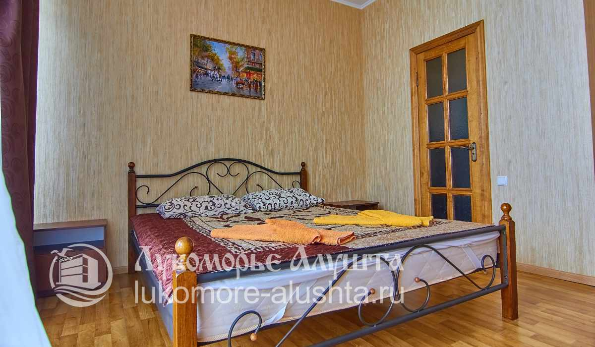 Широкая двуспальная кровать