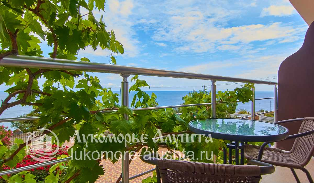 Вид на море и бассейн