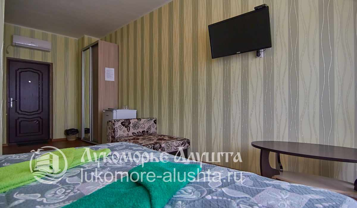 Двуспальная кровать и раскладное кресло