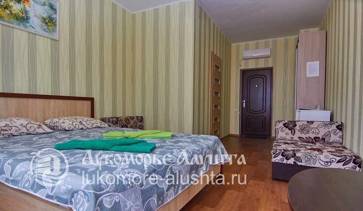 Двуспальная кровать и раскладное кресло